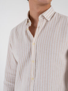 OVER-D Camicia a righe larghe in misto lino con collo alla francese OC1S2S5C11 Greige (5)