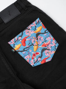 V2 Jeans regular con tasca sul retro in fantasia carpe koi JTCLS Nero (1)