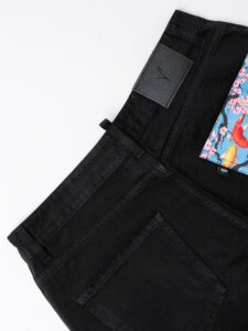 V2 Jeans regular con tasca sul retro in fantasia carpe koi JTCLS Nero (2)