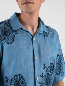 Camicia over a MM con fiori ricamati CAPRI Azzurra (1)