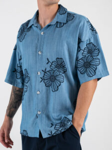 Camicia over a MM con fiori ricamati CAPRI Azzurra (2)