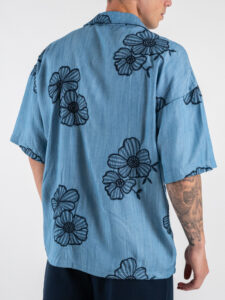 Camicia over a MM con fiori ricamati CAPRI Azzurra (3)