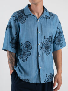 Camicia over a MM con fiori ricamati CAPRI Azzurra (5)
