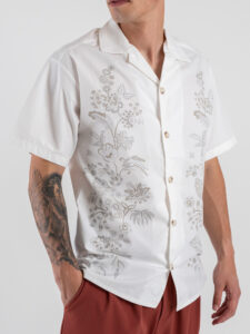 Camicia over a MM con fiori ricamati e collo bowling MAK04 Panna (1)