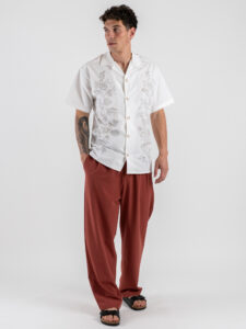 Camicia over a MM con fiori ricamati e collo bowling MAK04 Panna (3)