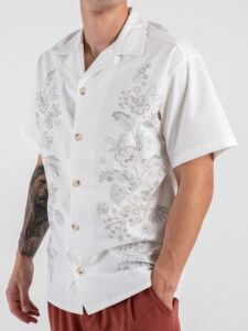 Camicia over a MM con fiori ricamati e collo bowling MAK04 Panna (4)