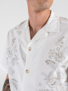Camicia over a MM con fiori ricamati e collo bowling MAK04 Panna (5)
