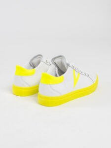 V2 Sneakers bianca con suola e tallone a contrasto giallo fluo e stringa intercambiabile blubianca SUBIV2 (3)