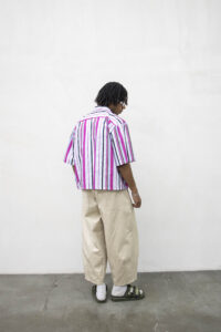 Camicia boxy rigata a MM con colletto e tasca frontale TKN044 BiancaFuxia1