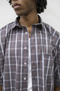 Camicia boxy scozzese a MM con colletto e tasca frontale TKN044 Marrone (2)