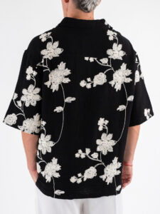 Camicia over con collo a V mezza manica in fantasia ricamata L815246 Nera (1)