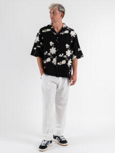 Camicia over con collo a V mezza manica in fantasia ricamata L815246 Nera (2)