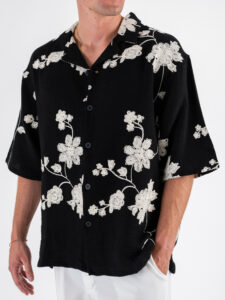 Camicia over con collo a V mezza manica in fantasia ricamata L815246 Nera (5)