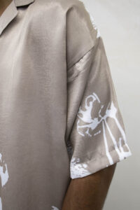 Camicia over in fantasia a MM con collo a v TKN041 Beige (2)