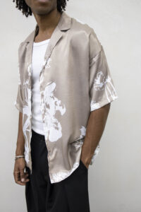 Camicia over in fantasia a MM con collo a v TKN041 Beige3 (2)