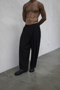 Coordinato con camicia collo bowling + Pantalone largo con pences TNK057 Nero (2)