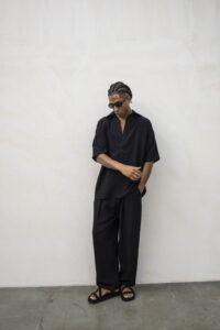 Coordinato con camicia collo bowling + Pantalone largo con pences TNK057 Nero (4)