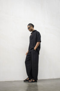 Coordinato con camicia collo bowling + Pantalone largo con pences TNK057 Nero (5)