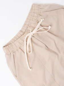 Bermuda con tasche laterali in poliviscosa morbido con coulisse in vita BELLINGHAM Beige (4)