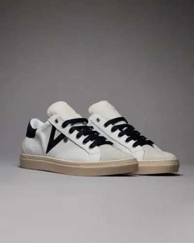 V2 Sneakers a suola bassa in pelle bianca con V a contrasto e tallone in camoscio blu SUBIV2 Blu