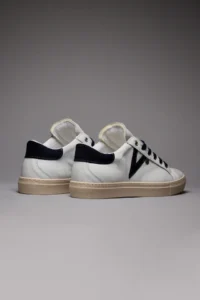 V2 Sneakers a suola bassa in pelle bianca con V a contrasto e tallone in camoscio blu SUBIV2 Blu 2