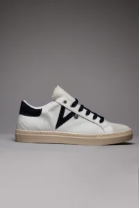 V2 Sneakers a suola bassa in pelle bianca con V a contrasto e tallone in camoscio blu SUBIV2 Blu