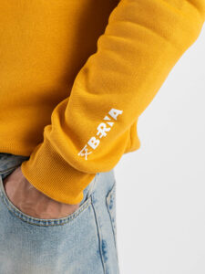 BERNA Felpa girocollo felpata con logo sulla manica 252020 Senape (4)