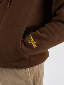 SUPERCULTURE Felpa cappuccio con ricamo e stampa serigrafica sul retro Apres Ski Team A1387 Cioccolato (4)