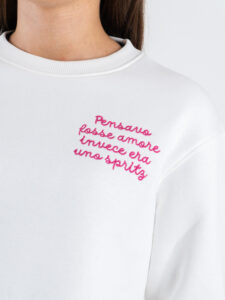 SUPERCULTURE Felpa girocollo da donna con ricamo lato cuore Pensavo Fosse Amore AW1527 Bianca (3)