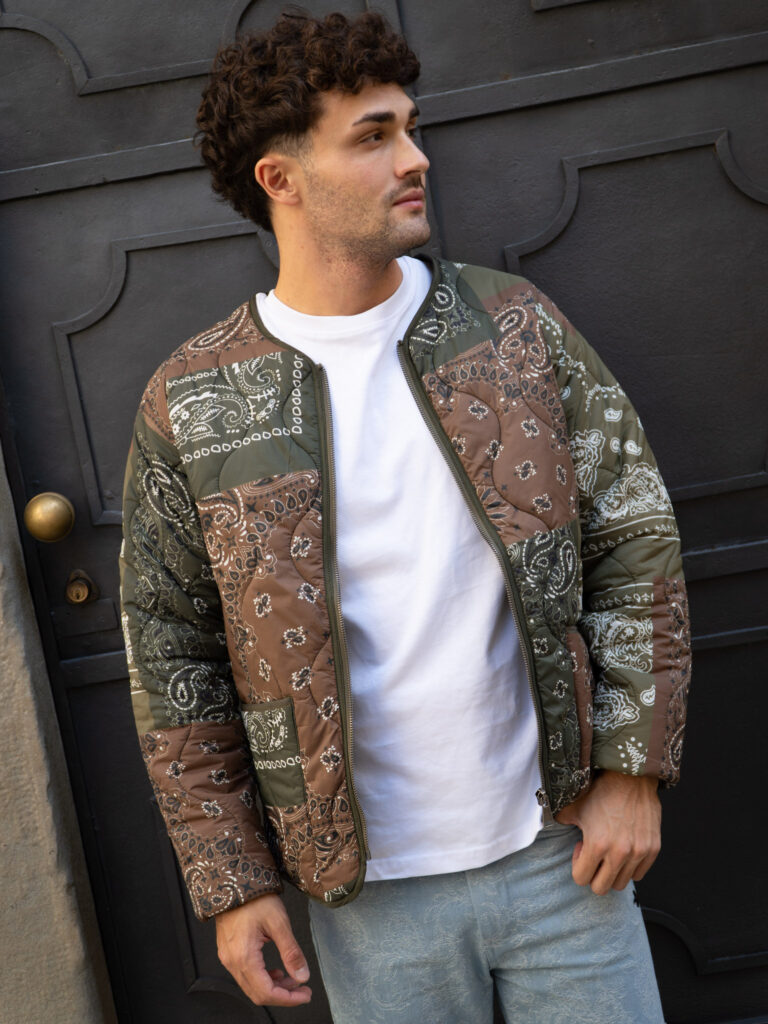 TOOCO Giubbino trapuntato senza collo in fantasia bandana MLJT MoroVerde 2 1 Outfit