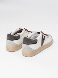 V2 Sneakers a suola bassa in pelle bianca con V bicolore a contrasto e tallone in camoscio SBIVOV2 Antracite (1)