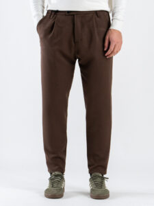 ESTASI Pantalone chinos morbido in poliviscosa con coulisse e bottone in vita MBAPPE’ INV Cioccolato (2)