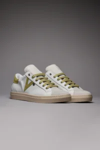 V2 Sneakers a suola bassa in pelle bianca con V a contrasto e tallone in camoscio verde SUBIV2 Verde 1