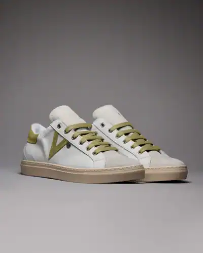 V2 Sneakers a suola bassa in pelle bianca con V a contrasto e tallone in camoscio verde SUBIV2 Verde