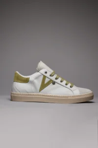 V2 Sneakers a suola bassa in pelle bianca con V a contrasto e tallone in camoscio verde SUBIV2 Verde