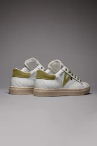 V2 Sneakers a suola bassa in pelle bianca con V a contrasto e tallone in camoscio verde SUBIV2 Verde 3