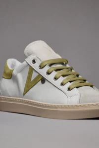V2 Sneakers a suola bassa in pelle bianca con V a contrasto e tallone in camoscio verde SUBIV2 Verde 4