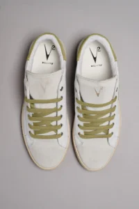V2 Sneakers a suola bassa in pelle bianca con V a contrasto e tallone in camoscio verde SUBIV2 Verde 5