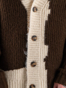 Cardigan bicolore in misto lana con scollo a V e bottoni 86104 Coffee5