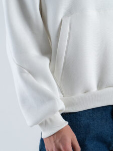 Felpa boxy fit in cotone con cappuccio e tasca a marsupio Bianca (5)