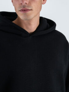 Felpa boxy fit in cotone con cappuccio e tasca a marsupio Nera (4)