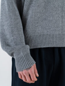 ESTASI Maglione girocollo regular crop NADAL Grigio (5)