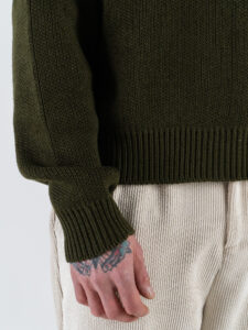 ESTASI Maglione girocollo regular crop NADAL Militare (5)