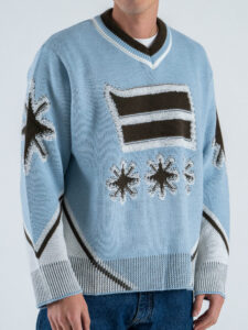 Maglione comodo misto lana con scollo a V e stampa frontale 2563 Azzurro (3)