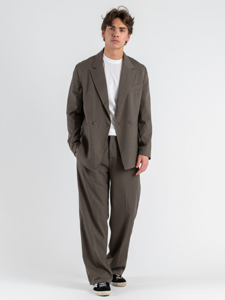 Abito intero regular con giacca over a un petto e mezzo Pantalone gamba larga BARI Fango 1 1 Abiti