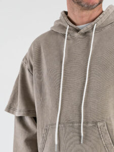 Felpa cropped in cotone garzata con cappuccio e doppia manica 995 Khaki (3)