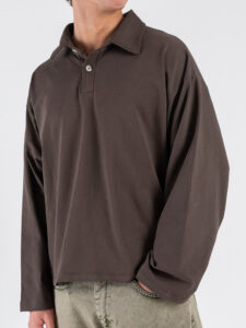 Polo over croppata in cotone con colletto e bottoni HM Cioccolato (2)