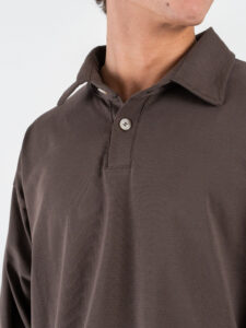 Polo over croppata in cotone con colletto e bottoni HM Cioccolato (3)