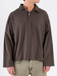 Polo over croppata in cotone con colletto e bottoni HM Cioccolato (4)