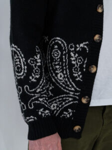 TOOCO Cardigan regular misto lana con bottoni e stampa bandana MVRS HALFDANA Black (5)